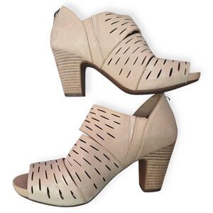 Clarks Women's Okena Posh Beige Tan Brown Leather Heels Shoes Booties sz 7.5